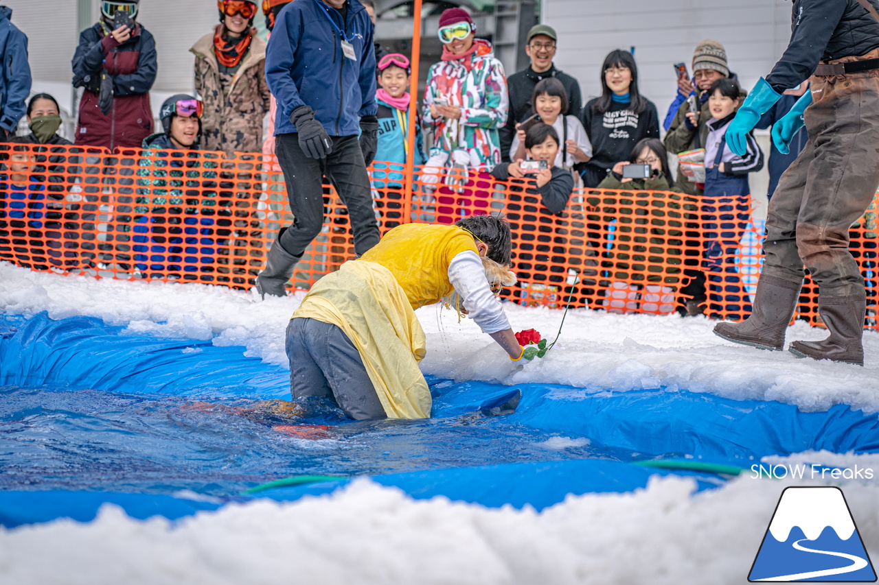 富良野スキー場｜季節は、まだ冬？それとも…？小雪が舞い、たくさんの雪が残る富良野スキー場で、春の恒例イベント『春スキー池渡り大会』開催(^^)/